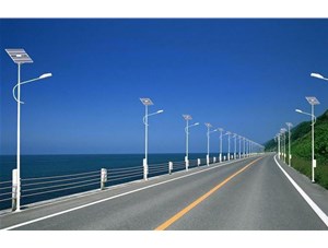鋰電池太陽能路燈在雨天下還能正常工作嗎？